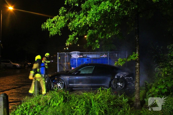 Geparkeerde auto brandt uit in nachtelijke uren