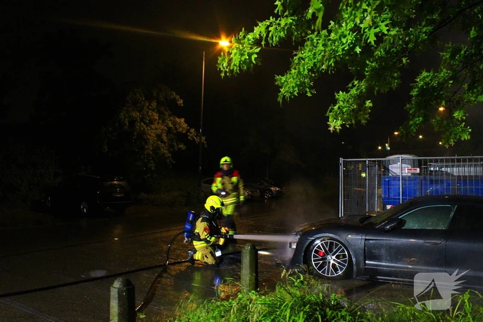 Geparkeerde auto brandt uit in nachtelijke uren