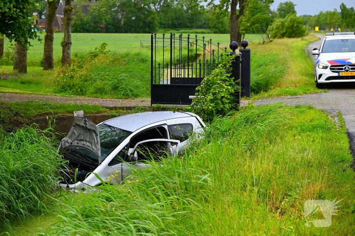 Automobilist eindigt in sloot