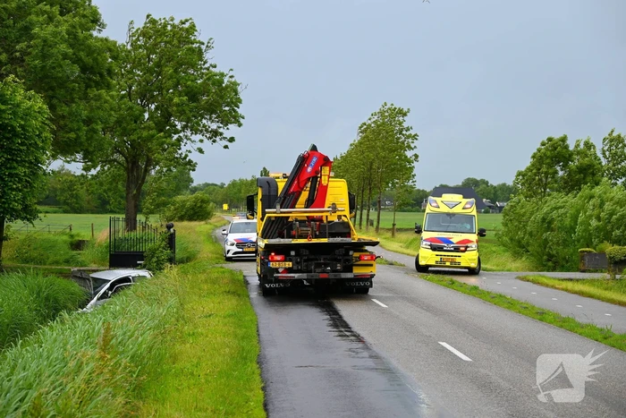 Automobilist eindigt in sloot