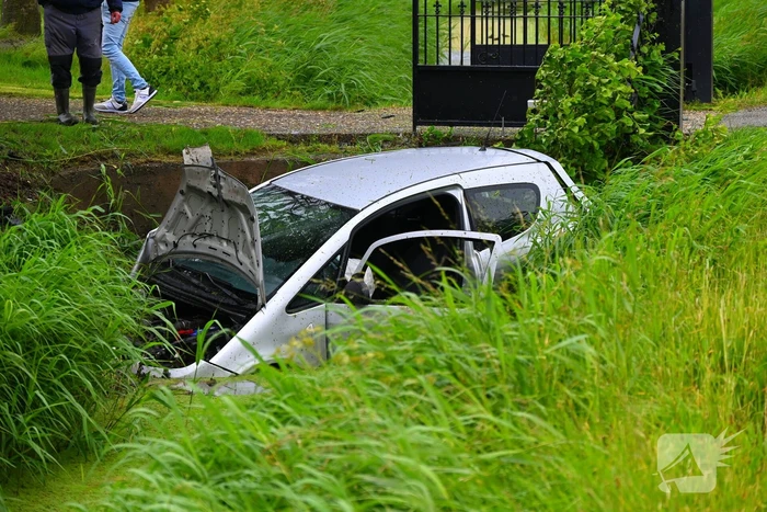 Automobilist eindigt in sloot
