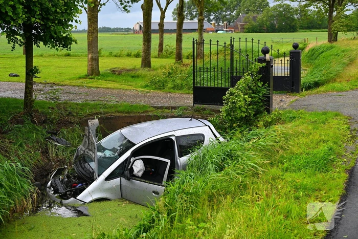 Automobilist eindigt in sloot