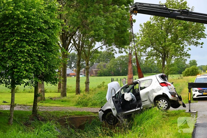 Automobilist eindigt in sloot
