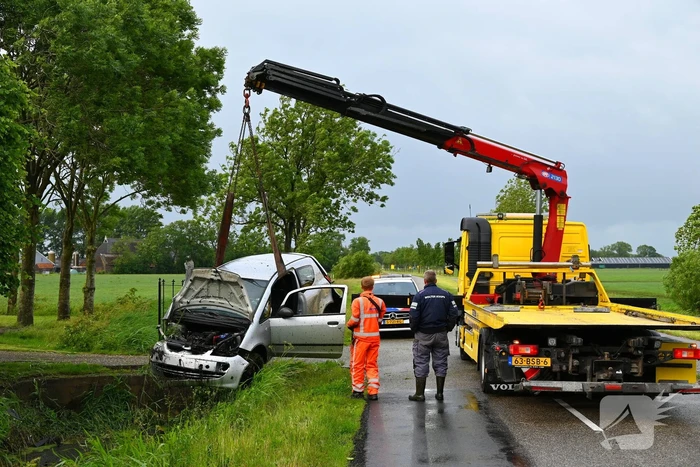Automobilist eindigt in sloot