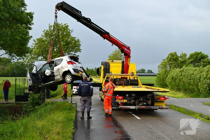 Automobilist eindigt in sloot