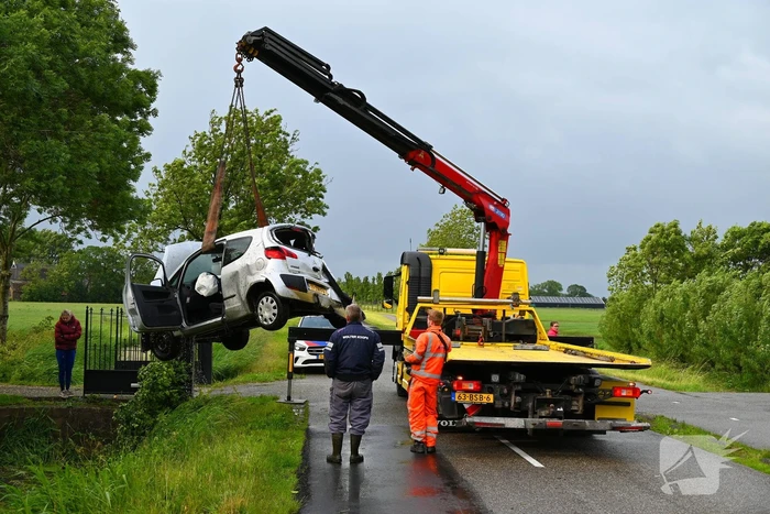 Automobilist eindigt in sloot