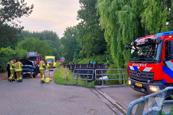 Bestelbus belandt in het water na botsing