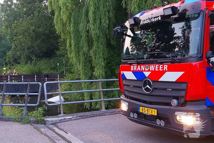 Bestelbus belandt in het water na botsing