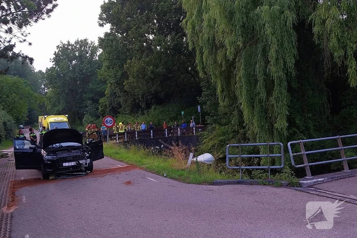 Bestelbus belandt in het water na botsing