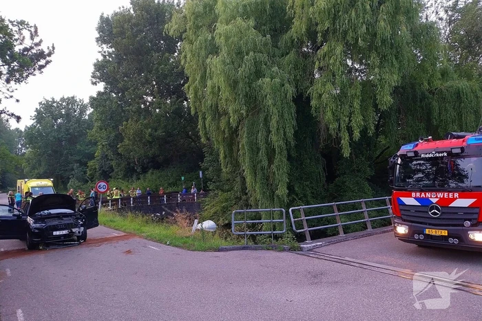Bestelbus belandt in het water na botsing