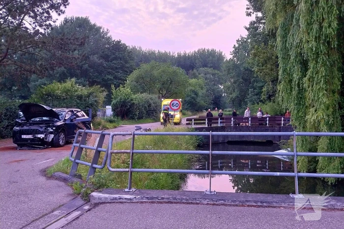 Bestelbus belandt in het water na botsing