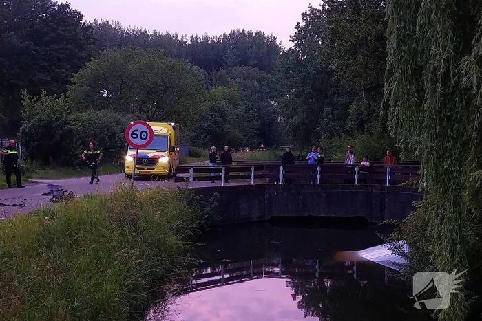 Bestelbus belandt in het water na botsing