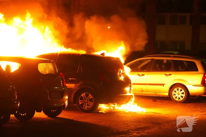 Geparkeerde auto's beschadigd door brand