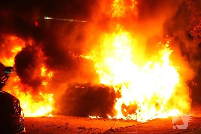 Geparkeerde auto's beschadigd door brand