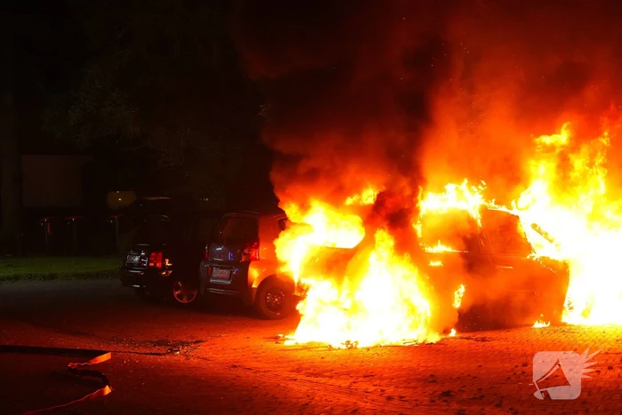Geparkeerde auto's beschadigd door brand