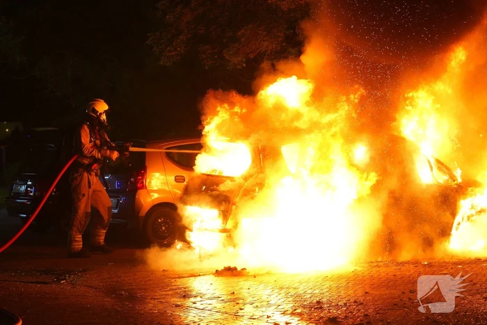 Geparkeerde auto's beschadigd door brand