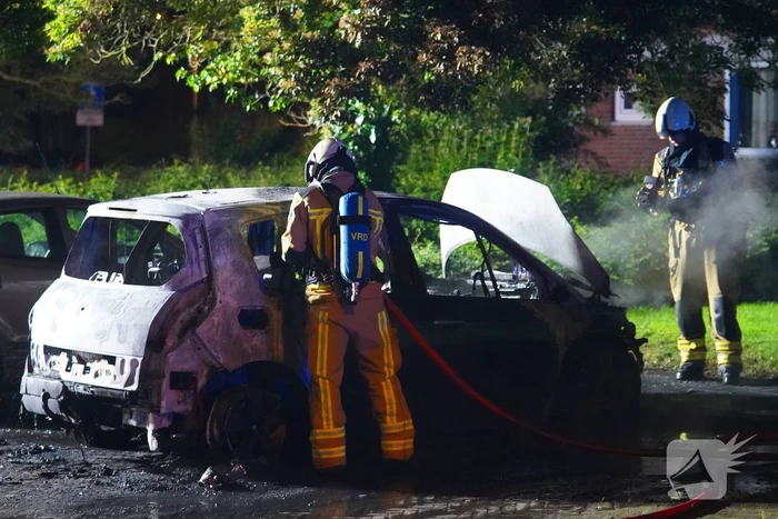 Geparkeerde auto's beschadigd door brand