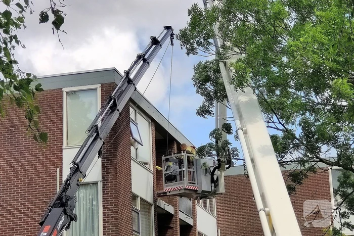 Brandweer zet zwaar materieel in voor hulpverlening