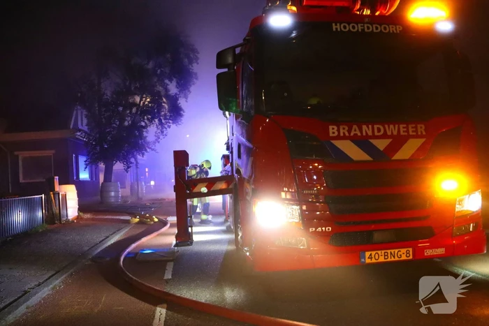 Bijgebouw in vlammen op