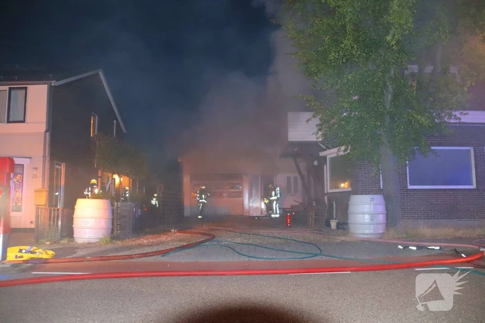 Bijgebouw in vlammen op