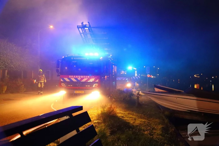 Bijgebouw in vlammen op