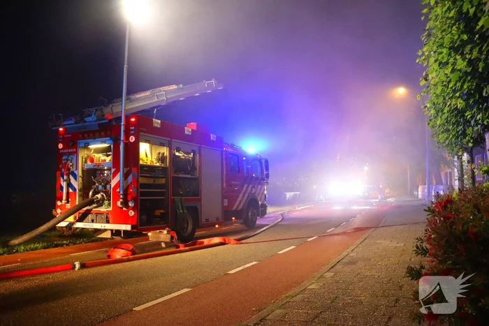 Bijgebouw in vlammen op