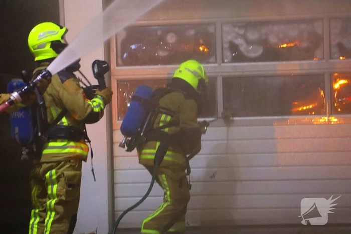 Bijgebouw in vlammen op