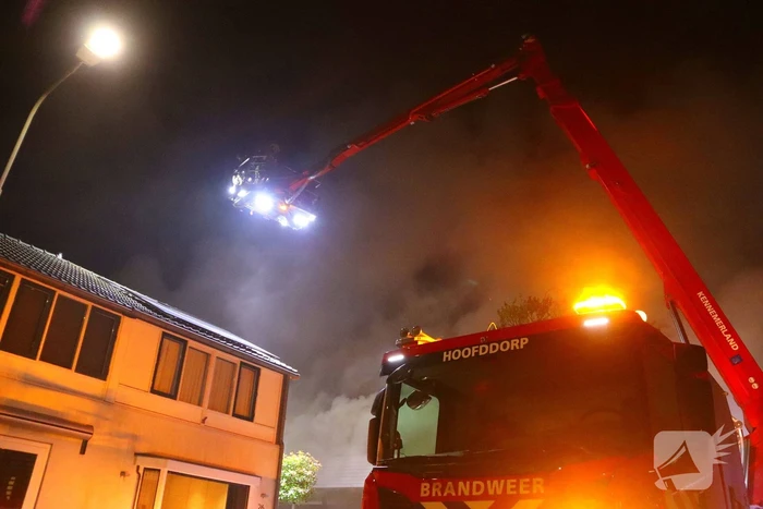 Bijgebouw in vlammen op
