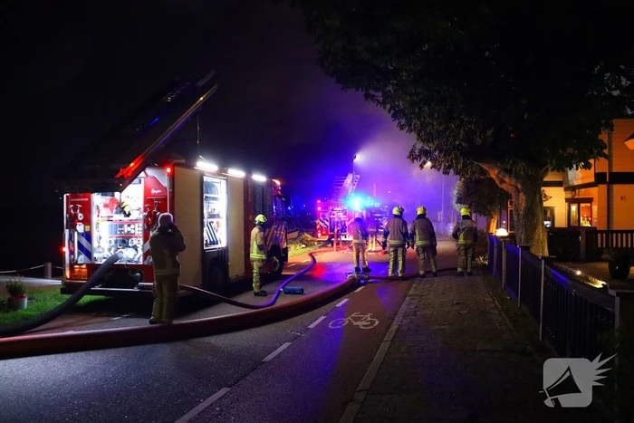 Bijgebouw in vlammen op