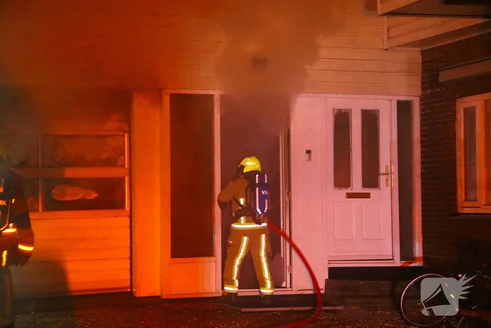 Bijgebouw in vlammen op
