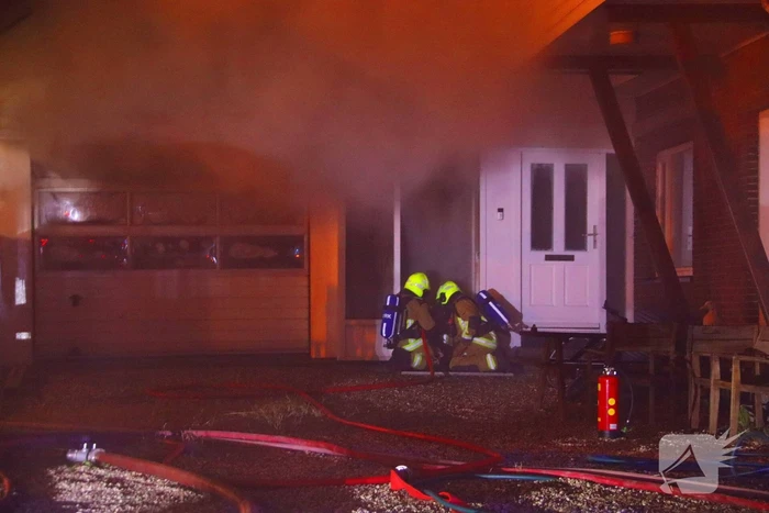 Bijgebouw in vlammen op