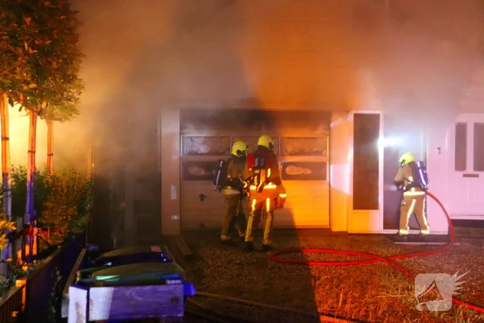 Bijgebouw in vlammen op