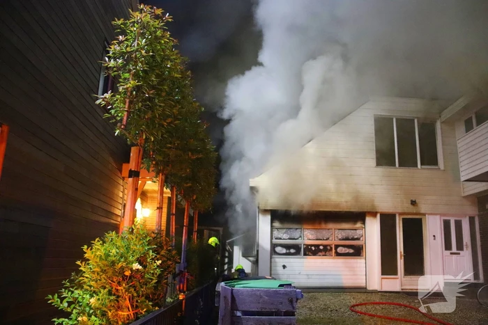 Bijgebouw in vlammen op