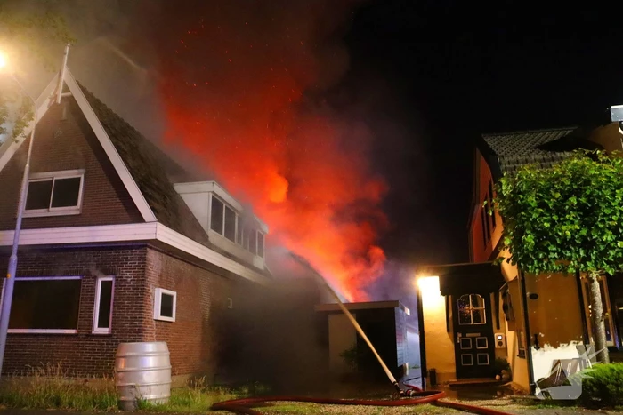 Bijgebouw in vlammen op