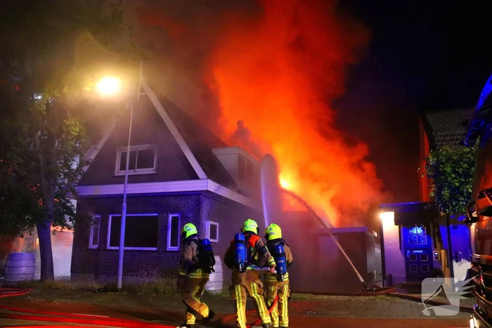 Bijgebouw in vlammen op