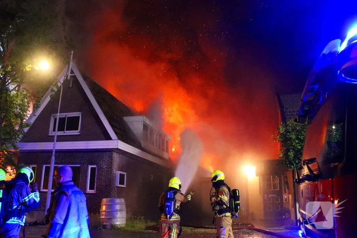 Bijgebouw in vlammen op
