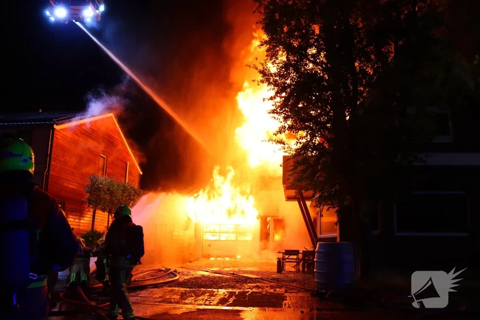 Bijgebouw in vlammen op