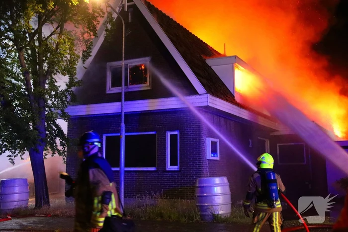 Bijgebouw in vlammen op