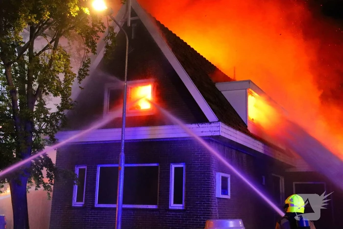 Bijgebouw in vlammen op