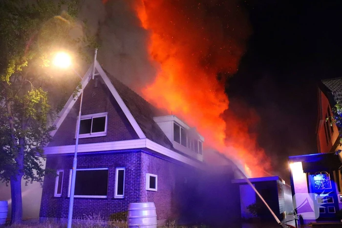 Bijgebouw in vlammen op