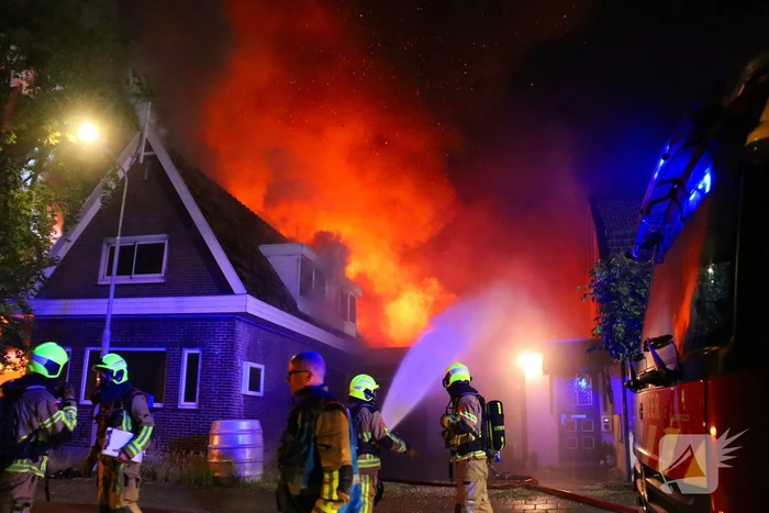 Bijgebouw in vlammen op