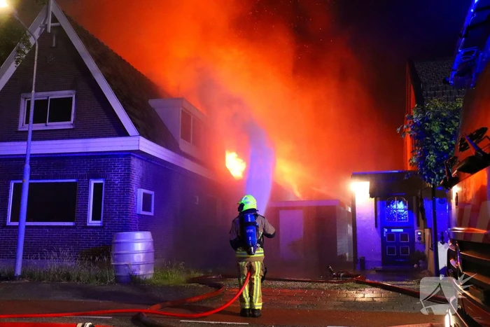 Bijgebouw in vlammen op
