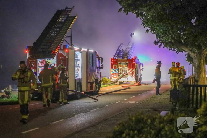 Grote brand in bijgebouw vereist inzet brandweer