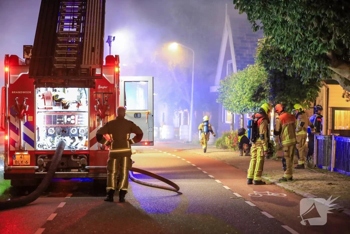 Grote brand in bijgebouw vereist inzet brandweer