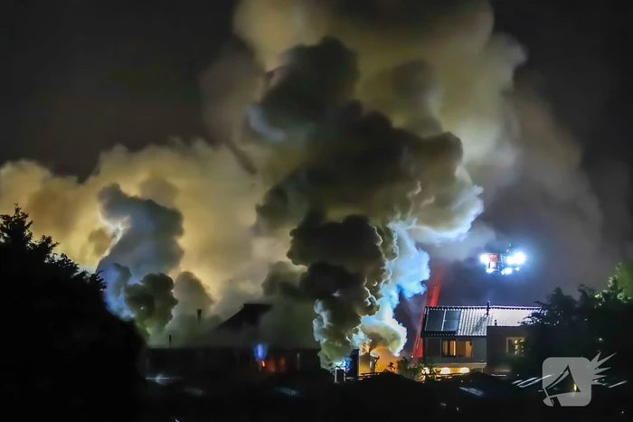 Grote brand in bijgebouw vereist inzet brandweer