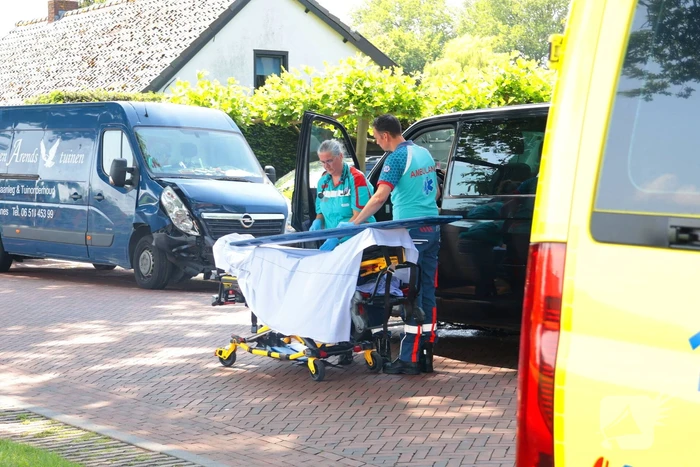 Busje botst op geparkeerde auto: twee gewonden