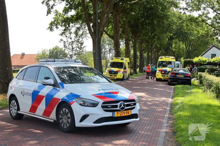 Busje botst op geparkeerde auto: twee gewonden