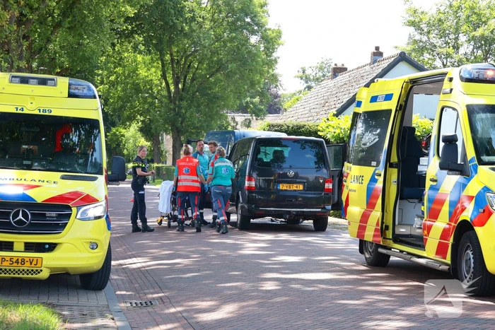 Busje botst op geparkeerde auto: twee gewonden