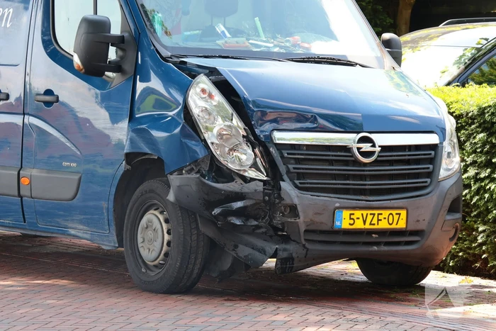Busje botst op geparkeerde auto: twee gewonden