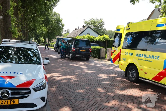 Busje botst op geparkeerde auto: twee gewonden